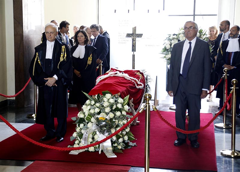 Borrelli, l’addio commosso ai funerali. Lungo applauso, Di Pietro in lacrime