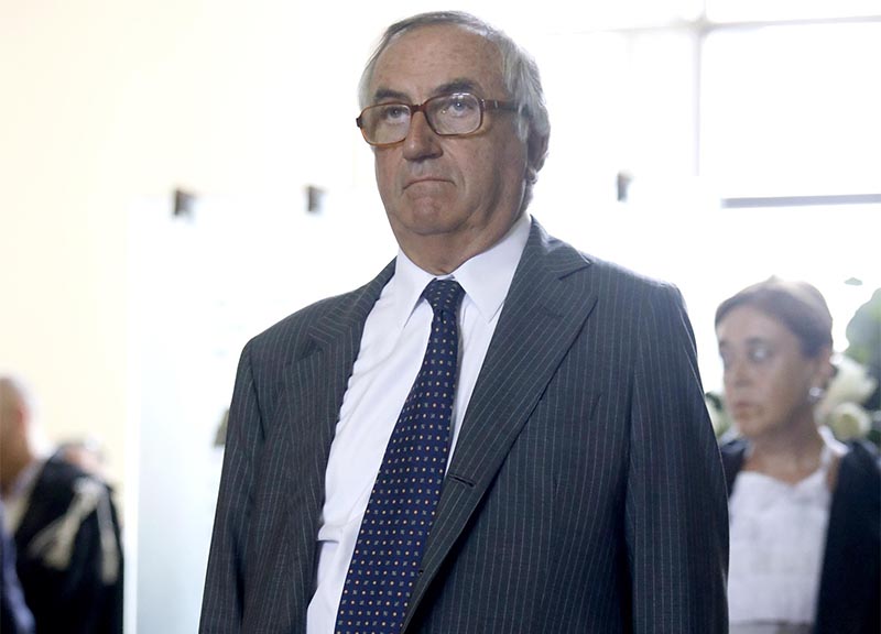 Borrelli, l’addio commosso ai funerali. Lungo applauso, Di Pietro in lacrime