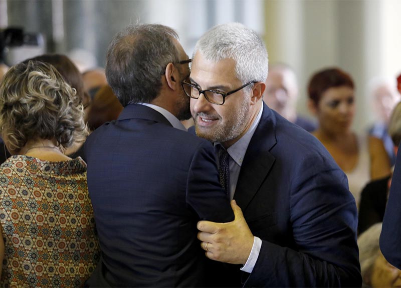 Borrelli, l’addio commosso ai funerali. Lungo applauso, Di Pietro in lacrime