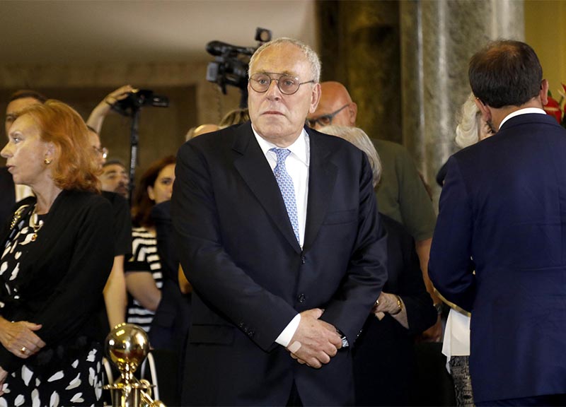 Borrelli, l’addio commosso ai funerali. Lungo applauso, Di Pietro in lacrime