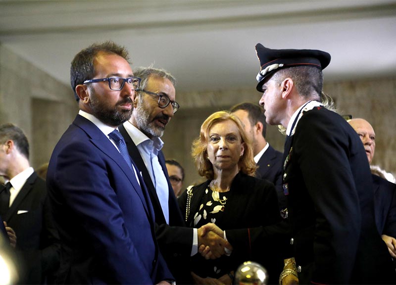 Borrelli, l’addio commosso ai funerali. Lungo applauso, Di Pietro in lacrime