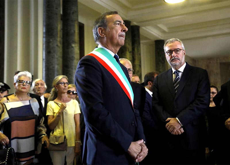 Borrelli, l’addio commosso ai funerali. Lungo applauso, Di Pietro in lacrime