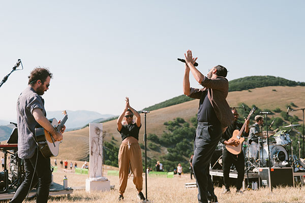 Marco Mengoni, Fuori atlantico tour: affluenza record a Monte Cucco Marco Mengoni, Fuori atlantico tour: affluenza record a Monte Cucco