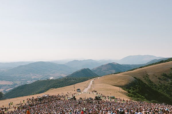 Marco Mengoni, Fuori atlantico tour: affluenza record a Monte Cucco Marco Mengoni, Fuori atlantico tour: affluenza record a Monte Cucco