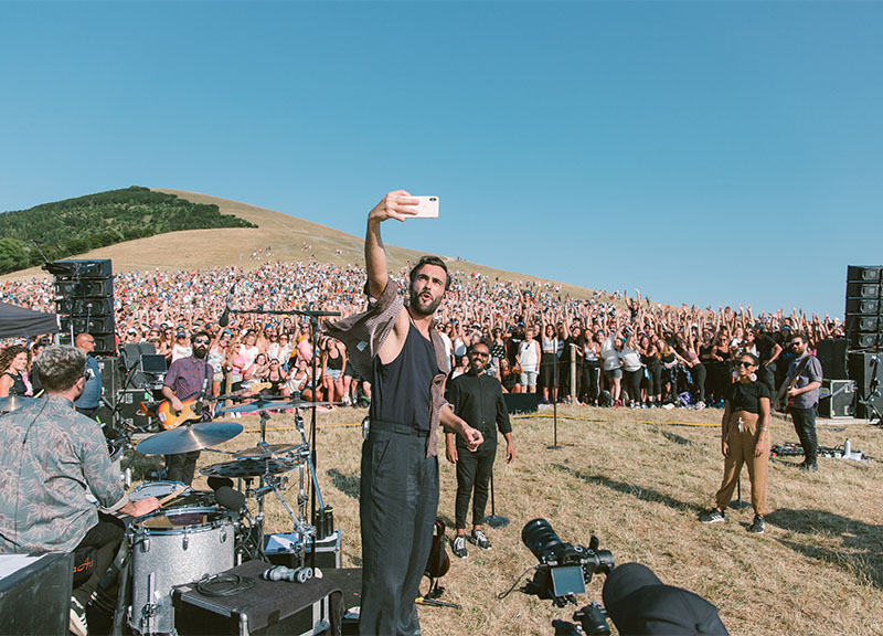 Marco Mengoni, Fuori atlantico tour: affluenza record a Monte Cucco Marco Mengoni, Fuori atlantico tour: affluenza record a Monte Cucco