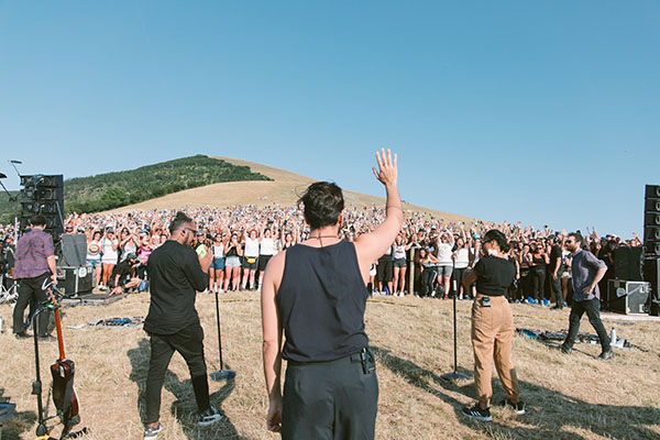 Marco Mengoni, Fuori atlantico tour: affluenza record a Monte Cucco Marco Mengoni, Fuori atlantico tour: affluenza record a Monte Cucco