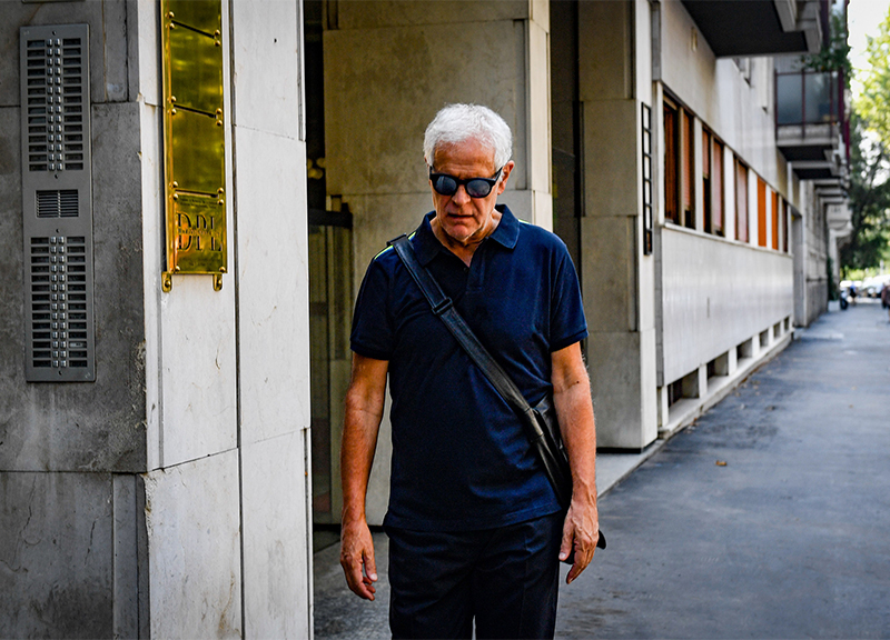 Roberto Formigoni, agli arresti domiciliari, fotografato fuori casa Roberto Formigoni, agli arresti domiciliari, fotografato fuori casa