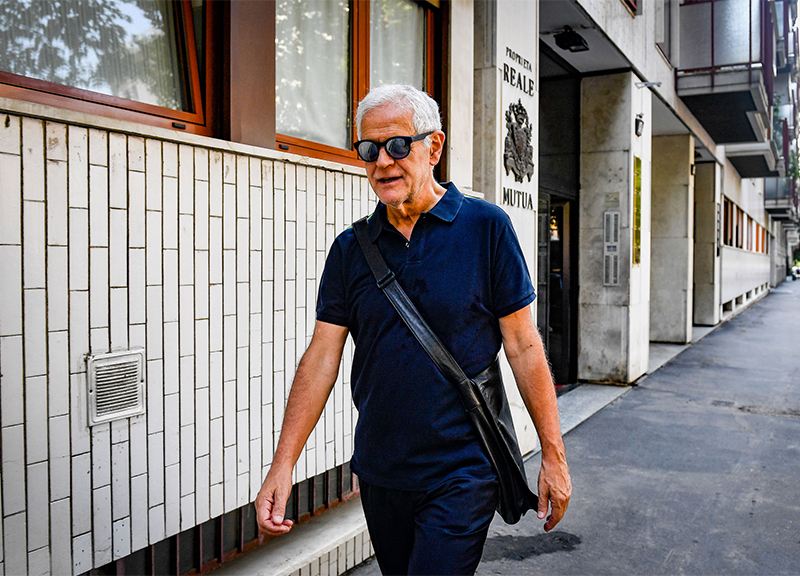 Roberto Formigoni, agli arresti domiciliari, fotografato fuori casa Roberto Formigoni, agli arresti domiciliari, fotografato fuori casa