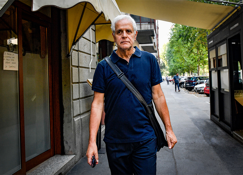 Roberto Formigoni, agli arresti domiciliari, fotografato fuori casa Roberto Formigoni, agli arresti domiciliari, fotografato fuori casa