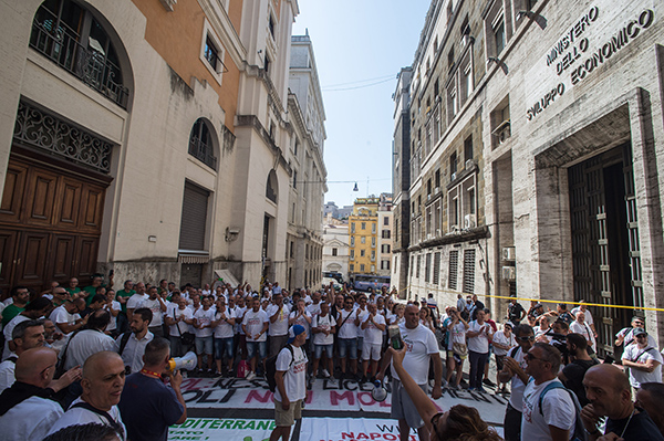 Whirlpool, Conte: la sede resta a Napoli. E Di Maio offre la decontribuzione