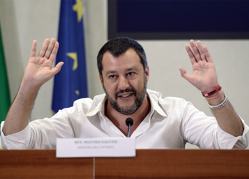 Emergenza Roma, Salvini sui rifiuti: “Sono un business per la mafia” Emergenza Roma, Salvini sui rifiuti: “Sono un business per la mafia”