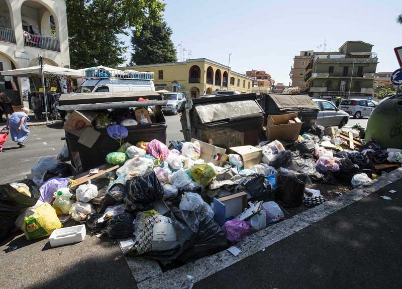Emergenza Roma, Salvini sui rifiuti: “Sono un business per la mafia” Emergenza Roma, Salvini sui rifiuti: “Sono un business per la mafia”