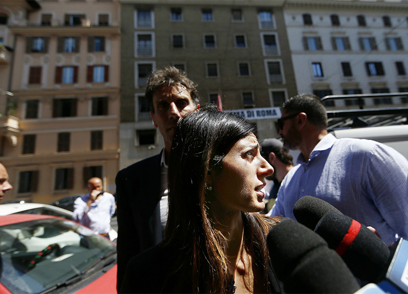 Raggi contro Casapound: la notifica sulla scritta è un post per Salvini Raggi contro Casapound: la notifica sulla scritta è un post per Salvini