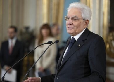 Mattarella: “Tensioni nella maggioranza, serve collaborazione. Io arbitro”