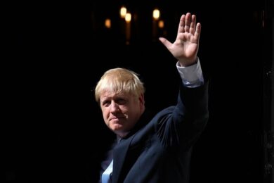 Boris Johnson presenta la squadra: via i ministri di May, torna Williamson