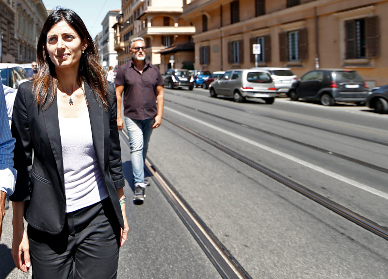 Raggi contro Casapound: la notifica sulla scritta è un post per Salvini Raggi contro Casapound: la notifica sulla scritta è un post per Salvini