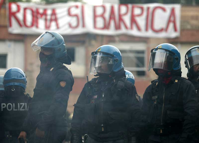 Gli sgomberi uccidono Roma, il prefetto va alla guerra: ma la soluzione c’è Gli sgomberi uccidono Roma, il prefetto va alla guerra: ma la soluzione c’è