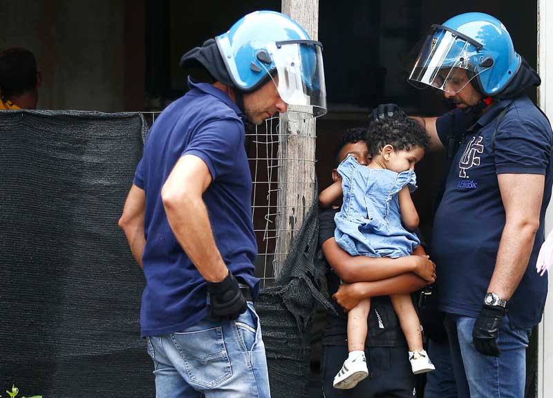 Gli sgomberi uccidono Roma, il prefetto va alla guerra: ma la soluzione c’è Gli sgomberi uccidono Roma, il prefetto va alla guerra: ma la soluzione c’è