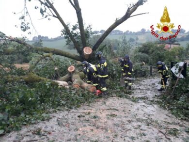 Maltempo, Centro Italia flagellato: due morti a Fiumicino e ad Arezzo