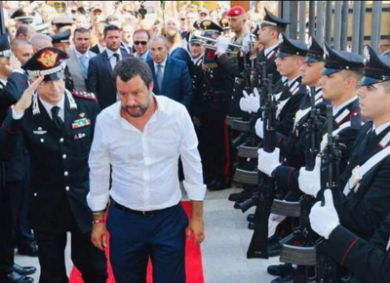 Funerali carabiniere ucciso, ovazione per Salvini: “Fai giustizia per Mario”