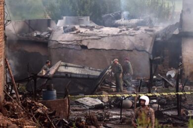 Pakistan: aereo militare si schianta sulle case, 18 i morti