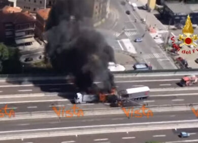 Borgo Panigale, incidente tra 3 camion: autista carbonizzato.Chiusa A14. Video