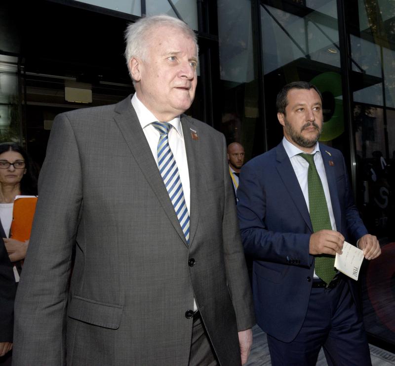 Migranti, persino Seehofer affonda Salvini: “Apra i porti alle navi delle ong” Migranti, persino Seehofer affonda Salvini: “Apra i porti alle navi delle ong”