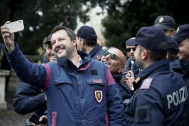 Poliziotti senza brache. Il sindacato, stufo dell’Amministrazione, li compra!