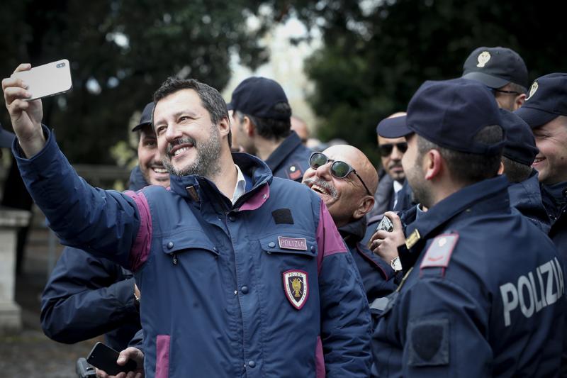 Poliziotti senza brache. Il sindacato, stufo dell’Amministrazione, li compra! Poliziotti senza brache. Il sindacato, stufo dell’Amministrazione, li compra!
