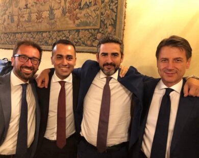 Di Maio: “Siamo qui per fare”. Posta la foto con Conte, sfida a Salvini