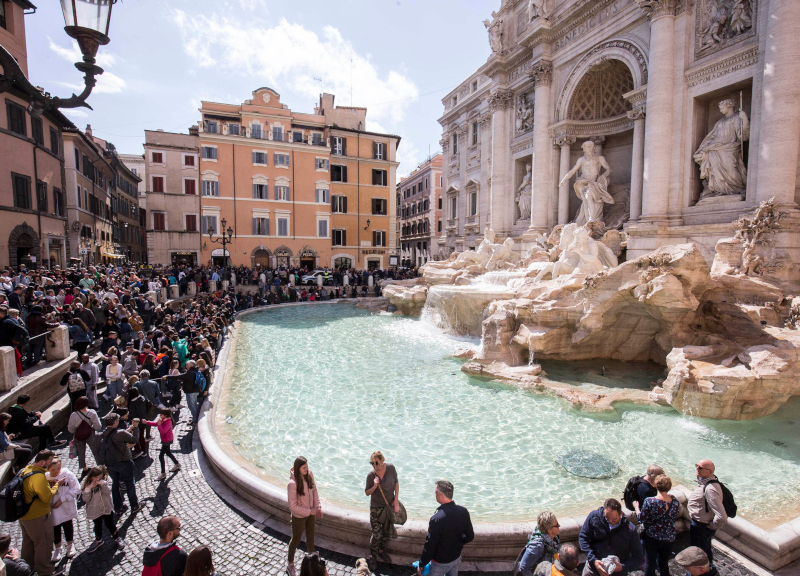 Fontana di Trevi, bagno con maschera e cassa per la musica: multa e Daspo Fontana di Trevi, bagno con maschera e cassa per la musica: multa e Daspo