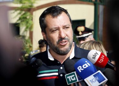 Salvini alla rom: “zingaraccia”. E al giornalista: “Bambini fuori da politica”