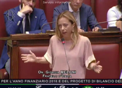 Camera, applausi alla Meloni per la proposta per le parlamentari neo mamme
