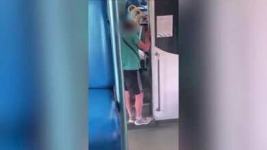 Insulti razzisti su treno, giovane posta video-denuncia