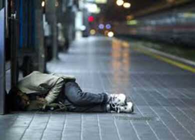 Botte da orbi per un posto letto. Lite tra clochard finisce con un ferito