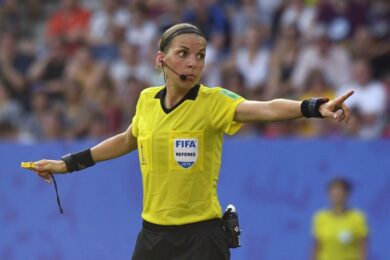 Frappart, una donna arbitra la finale di Supercoppa Europea Liverpool-Chelsea
