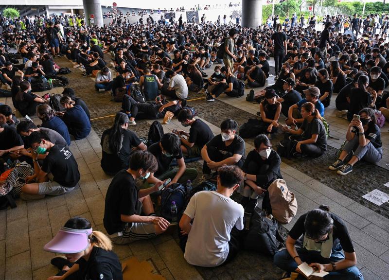 Dalla parte dei giovani di Hong Kong e Mosca che protestano per la democrazia Dalla parte dei giovani di Hong Kong e Mosca che protestano per la democrazia