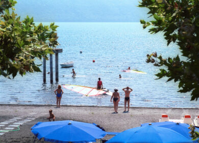 Mistero a Castel Gandolfo, cade dal materassino e sparisce nel lago