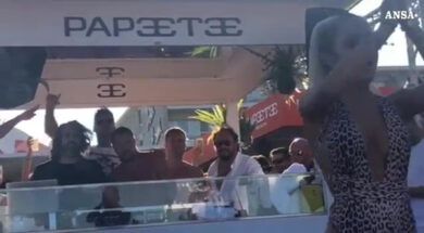 Salvini: “Polemica Papeete? Scherzi a Parte”. L’inno, le cubiste.