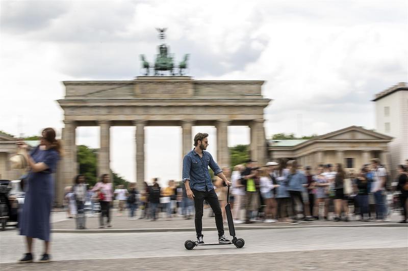 Audi presenta  e-tron Scooter e  rivoluziona la micro mobilità