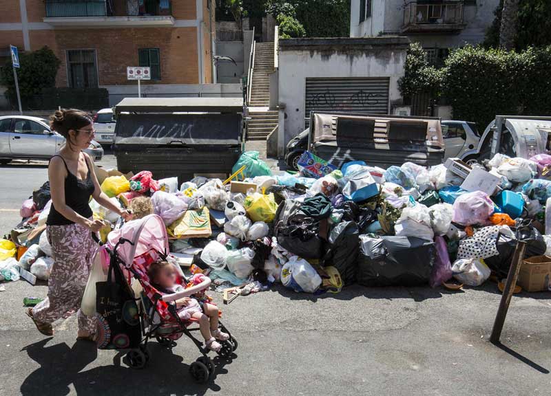 Rifiuti, piano di Zingaretti contro Raggi e M5S: Roma obbligata alla discarica Rifiuti, piano di Zingaretti contro Raggi e M5S: Roma obbligata alla discarica