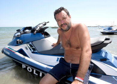 Lega, Matteo Salvini trionfa dalla spiaggia ma fa il pasticcione a Bruxelles