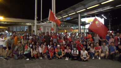Hong Kong rialzata la bandiera della Cina strappata durante le proteste
