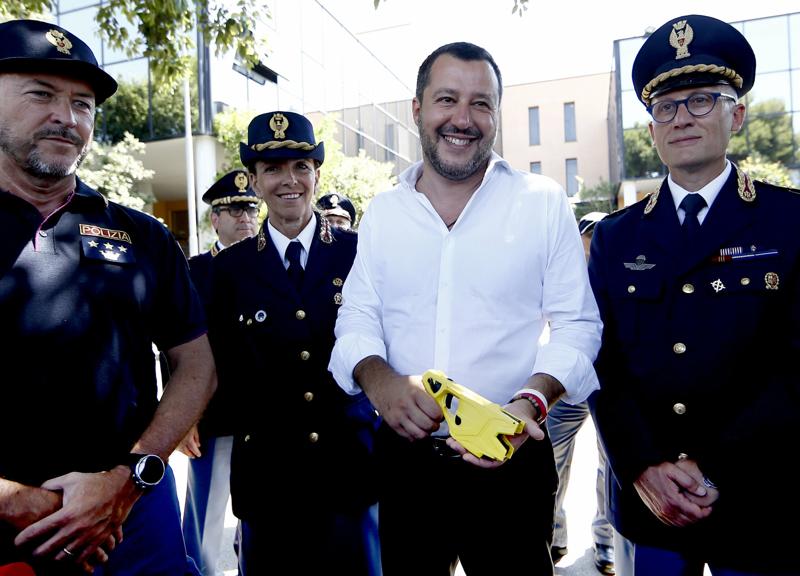 Tor Bella Monaca, spaccio è di casa: droga a fiumi. Salvini: “Tolleranza zero” Tor Bella Monaca, spaccio è di casa: droga a fiumi. Salvini: “Tolleranza zero”