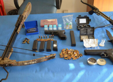 Minaccia la ex e prende a pugni il fidanzato, in casa armi e droga: arrestato