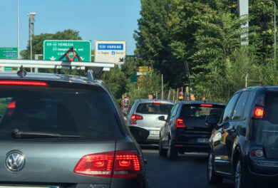 Lodi, estorsioni e minacce in aree servizio, sgominata banda di ‘calzinari’