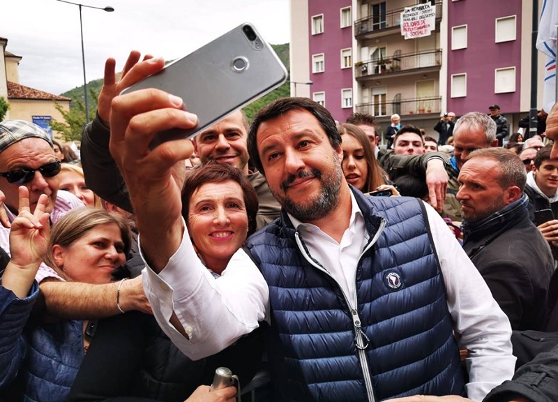 Matteo è diventato, finalmente, Salvini: ora è pronto per il plebiscito Matteo è diventato, finalmente, Salvini: ora è pronto per il plebiscito