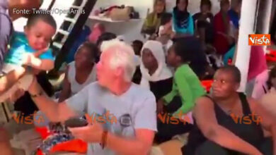Richard Gere a bordo della Open Arms per portare viveri ai 121 migranti
