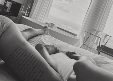 Giulia De Lellis a letto con Iannone. Foto sexy per i 30 anni del pilota