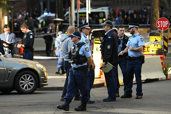 Sydney, assale passanti con coltello: arrestato